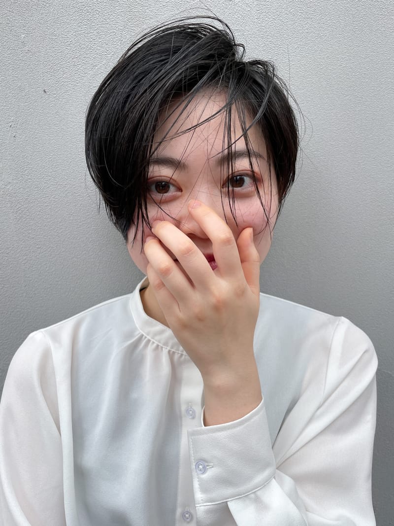黒髪ショートのヘアスタイル