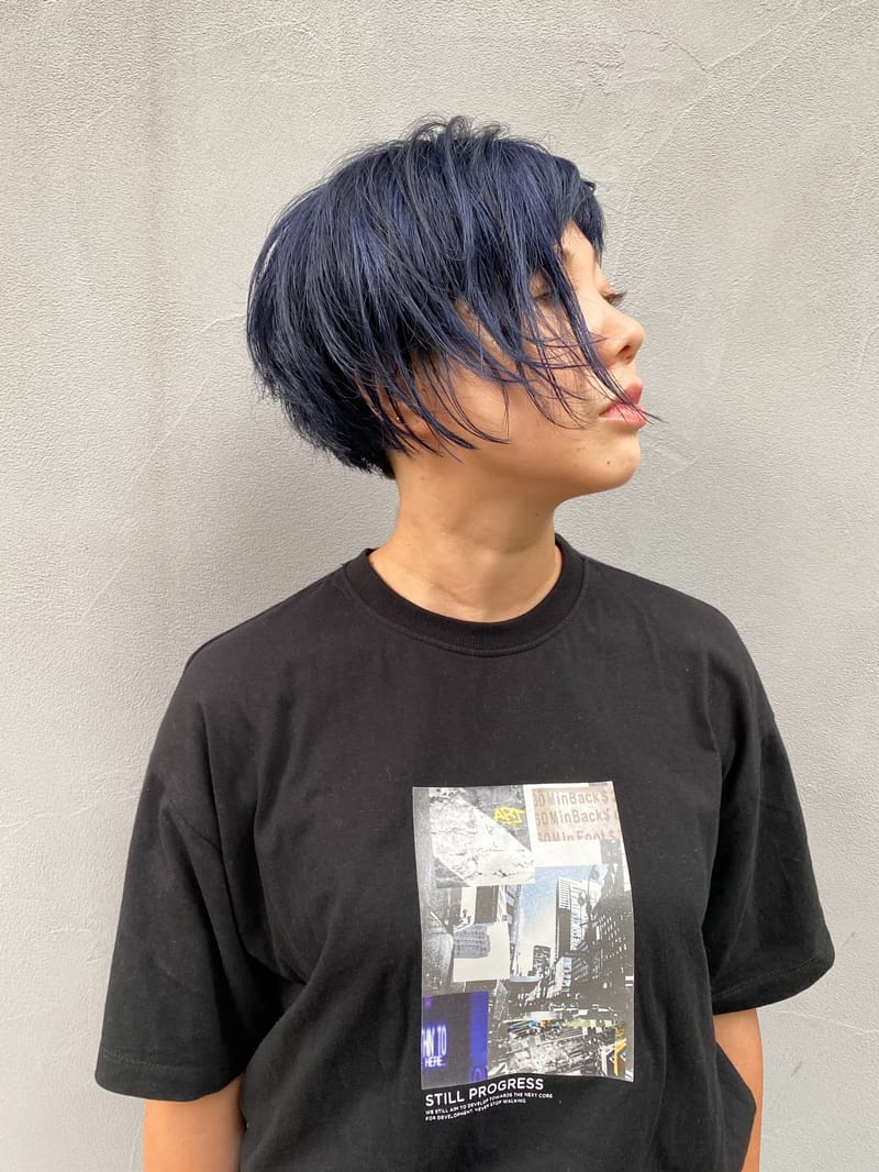 ネイビー×ネイビーのヘアスタイル
