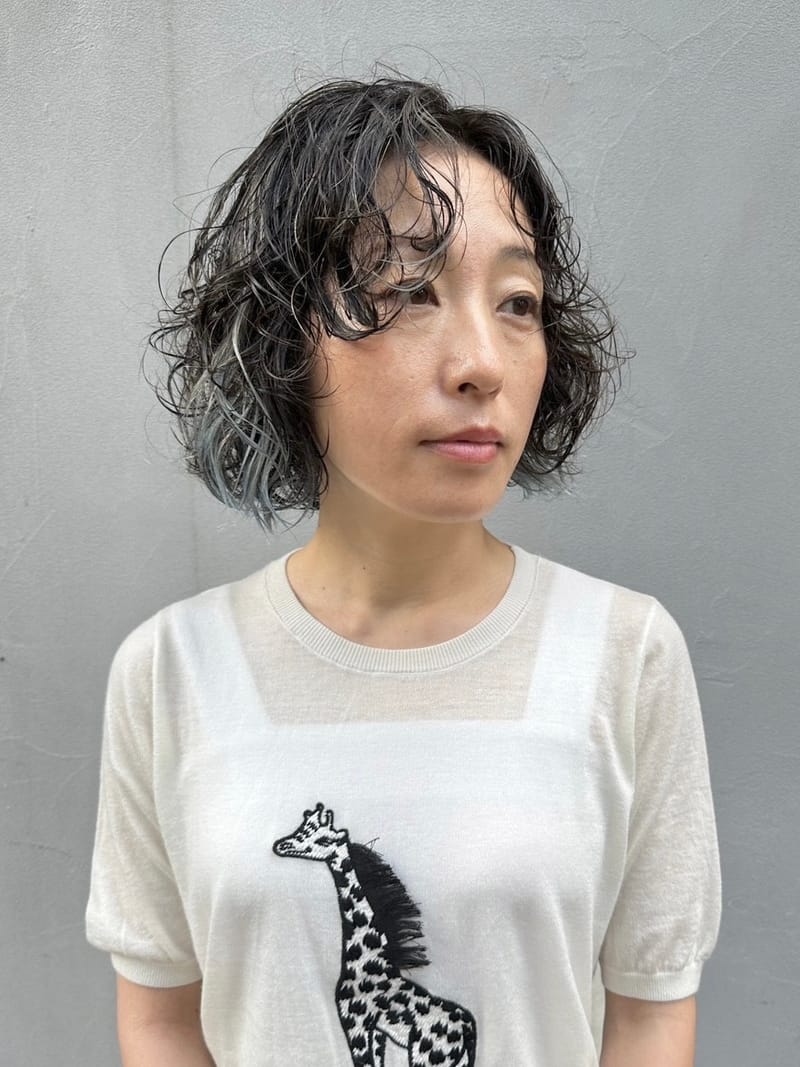 銀灰のカスケードウェーブのヘアスタイル