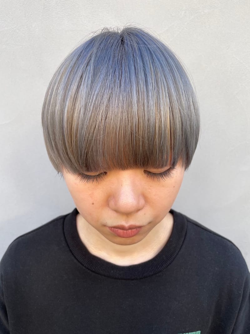 ブルーシルバー デザインカラーマッシュのヘアスタイル