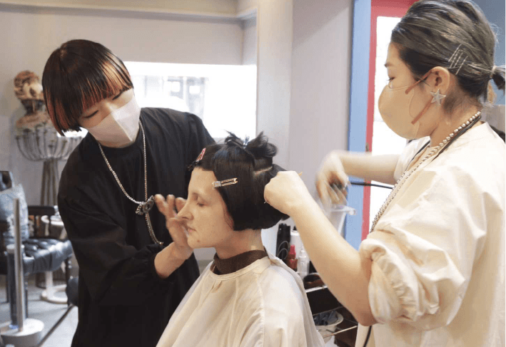 ヘアメイク中